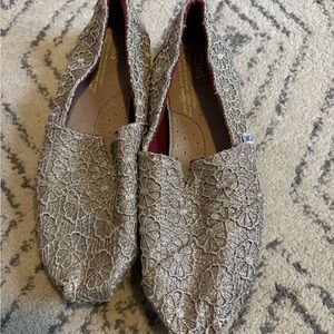 TOMS Women's Metallic Lace Flats